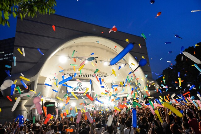 アンコールで飛び交った色とりどりのジェット風船。