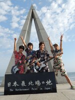 スタート地点となった北海道・宗谷岬で記念撮影をする8月5日時点のDISH//。