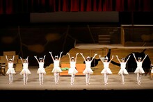 写真は「エビ中文化祭 ～恵比寿リトル歌劇団、ふたたび～」の様子。