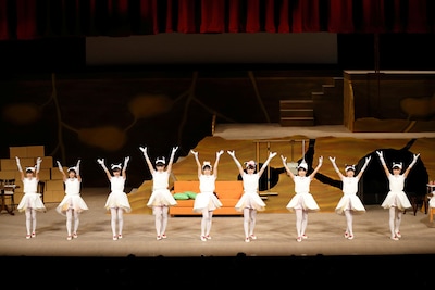 写真は「エビ中文化祭 ～恵比寿リトル歌劇団、ふたたび～」の様子。