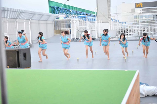 一斉にステージに走り出すLinQ Qty。