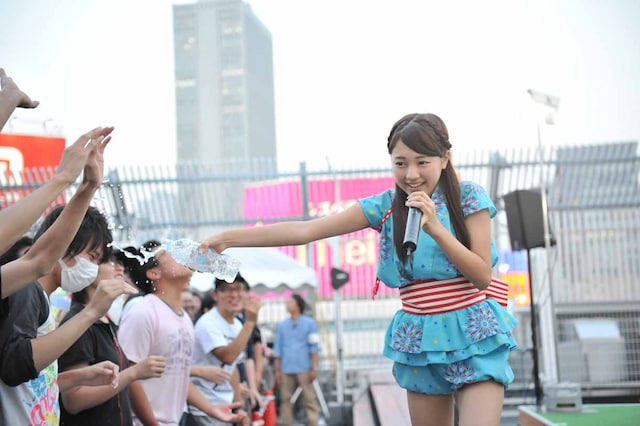 客席に水をかける高木悠未。