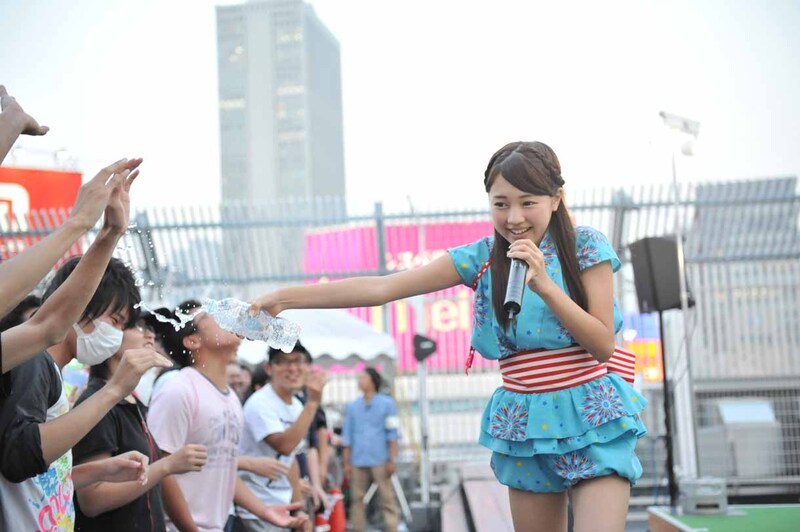 客席に水をかける高木悠未。