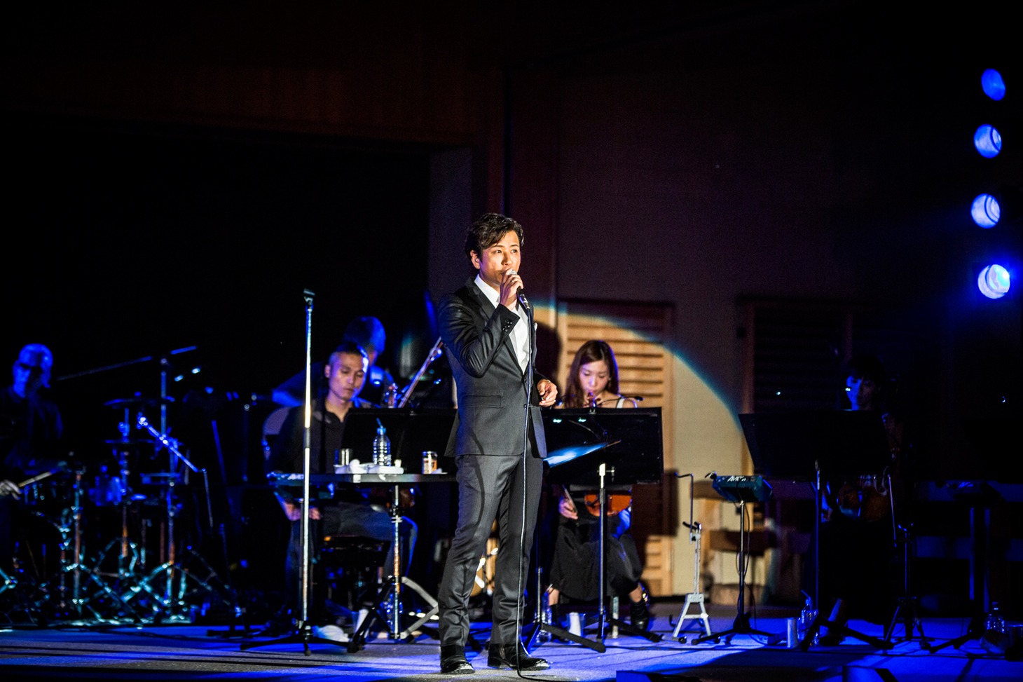 藤井フミヤ「第六十二回伊勢神宮式年遷宮奉祝『鎮守の里』コンサート」の様子。（撮影：五十嵐絢也）