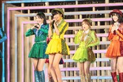 「恋するフォーチュンクッキー」を披露するAKB48。 (c)AKS