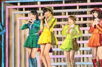 「恋するフォーチュンクッキー」を披露するAKB48。 (c)AKS