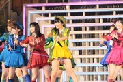 「恋するフォーチュンクッキー」を披露するAKB48。 (c)AKS