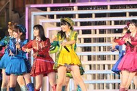 「恋するフォーチュンクッキー」を披露するAKB48。 (c)AKS
