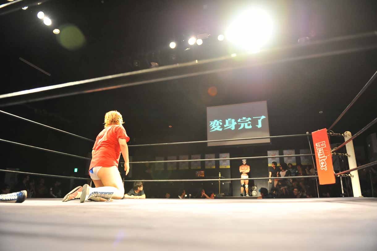 hy4_4yhがレスラーになって登場し驚きを隠せない男色ディーノ。