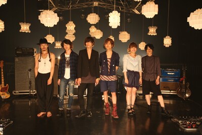 「Welcome！[Champagne]」収録現場での[Champagne] とBIGMAMAの金井政人と東出真緒。