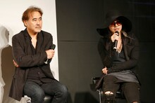「天野喜孝×HYDE展 天命と背徳～NIPPON EVOLUTION～」プレス発表会で見どころについて語る天野喜孝（写真左）とHYDE（右）。