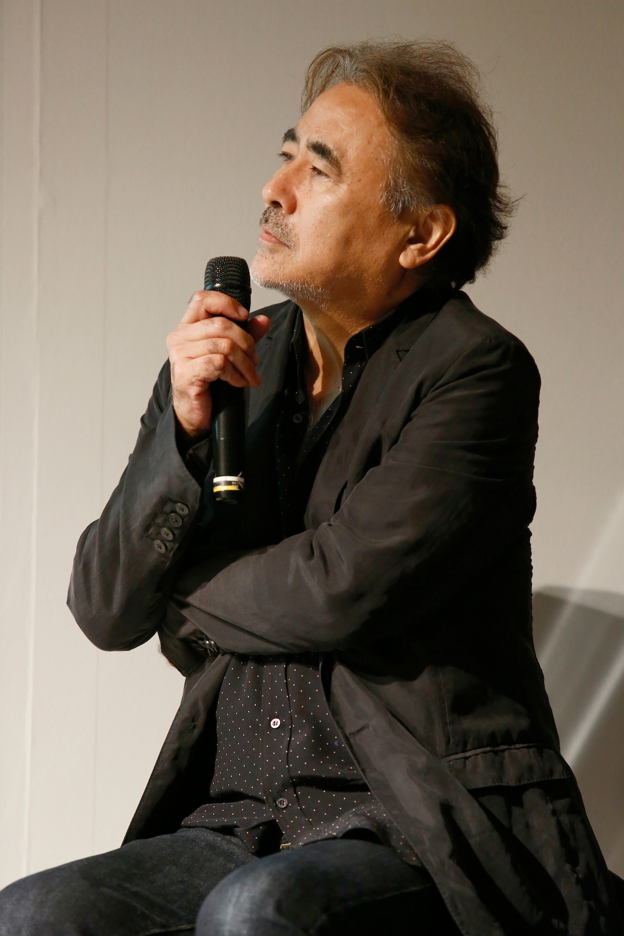 「天野喜孝×HYDE展 天命と背徳～NIPPON EVOLUTION～」プレス発表会でトークする天野喜孝。
