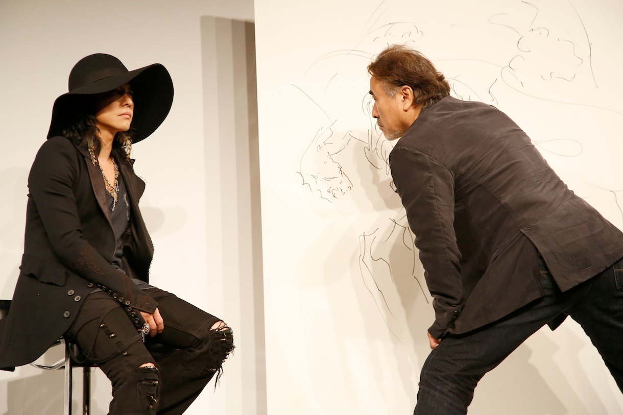 「天野喜孝×HYDE展 天命と背徳～NIPPON EVOLUTION～」プレス発表会より、ライブペインティングでHYDEを描く天野喜孝。