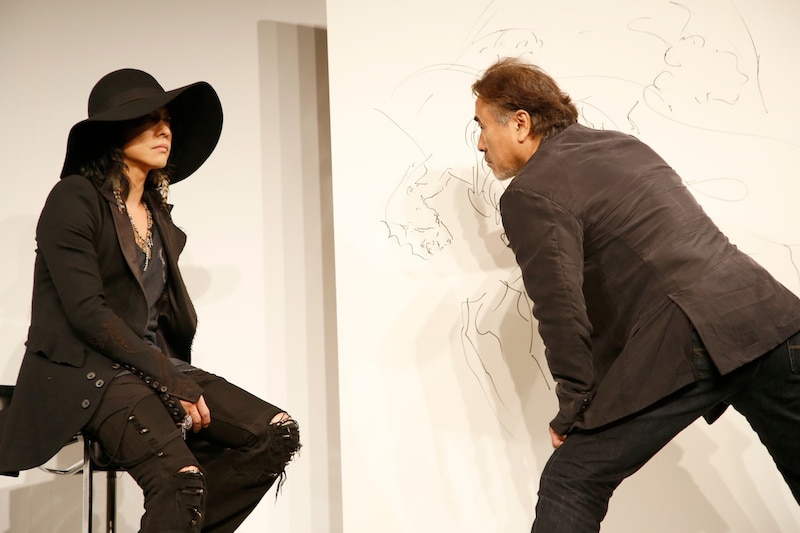 「天野喜孝×HYDE展 天命と背徳~NIPPON EVOLUTION~」プレス発表会より、ライブペインティングでHYDEを描く天野喜孝。