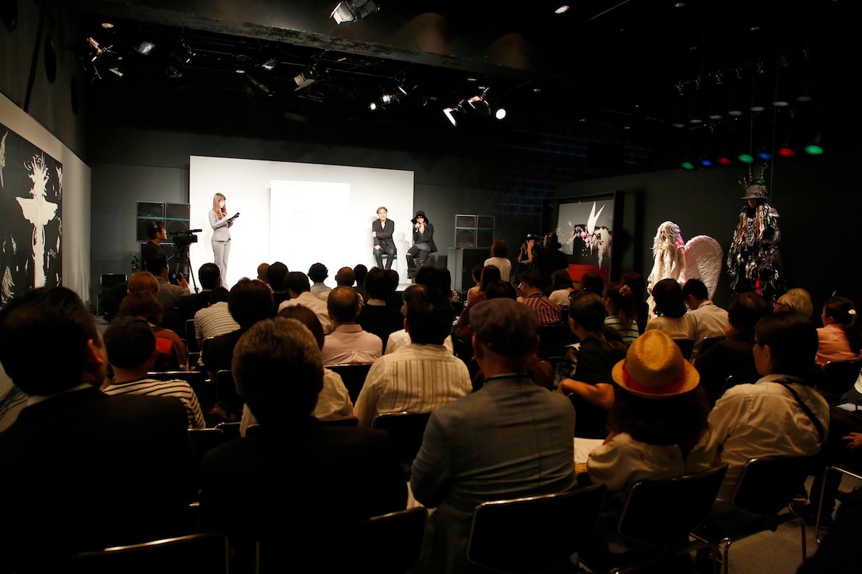 「天野喜孝×HYDE展 天命と背徳～NIPPON EVOLUTION～」プレス発表会の様子。