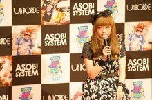 トーク中のきゃりーぱみゅぱみゅ。