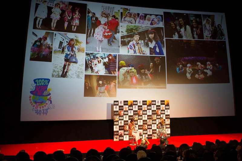 上映前のトークでは、本日8月8日に発売されたワールドツアーのドキュメンタリーブックの写真を観ながら裏話を披露した。