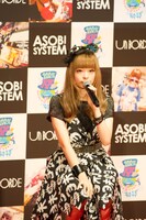 トーク中のきゃりーぱみゅぱみゅ。