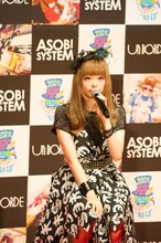 トーク中のきゃりーぱみゅぱみゅ。