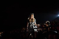 客席の間の通路を通って壇上へ向かうきゃりーぱみゅぱみゅ。