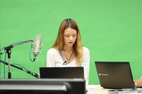 「生片平LOCKS！」生配信中の片平里菜。