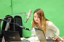 「生片平LOCKS！」生配信中の片平里菜。