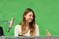 「生片平LOCKS！」生配信中の片平里菜。