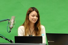 「生片平LOCKS！」生配信中の片平里菜。