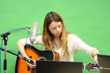 「生片平LOCKS！」生配信中の片平里菜。