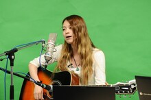 デビュー曲「夏の夜」を弾き語りで披露する片平里菜。