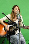 デビュー曲「夏の夜」を弾き語りで披露する片平里菜。