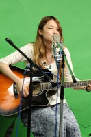 デビュー曲「夏の夜」を弾き語りで披露する片平里菜。