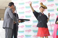 店長のバッジを贈られた百田夏菜子。