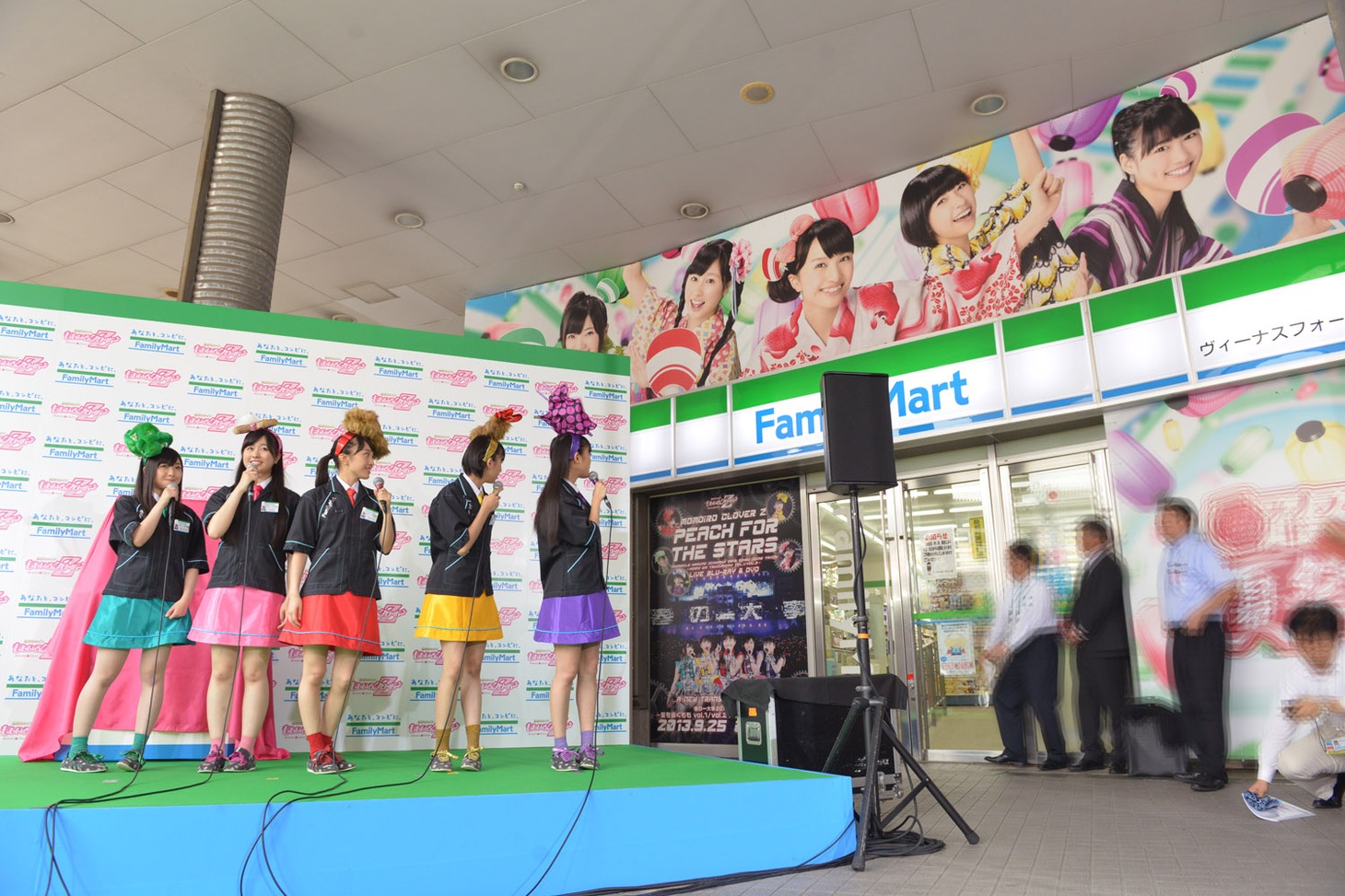 ファミリーマートヴィーナスフォート店にはももクロの大きなビルボードが掲出されている。