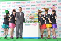 コラボ弁当を披露するももいろクローバーZと中山勇社長。