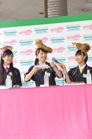 今週の人気の画像10位は「ももクロ×ファミマ弁当誕生、メンバー悶絶の仕上がりに」より、うれしそうにおかずを頬張る百田夏菜子。