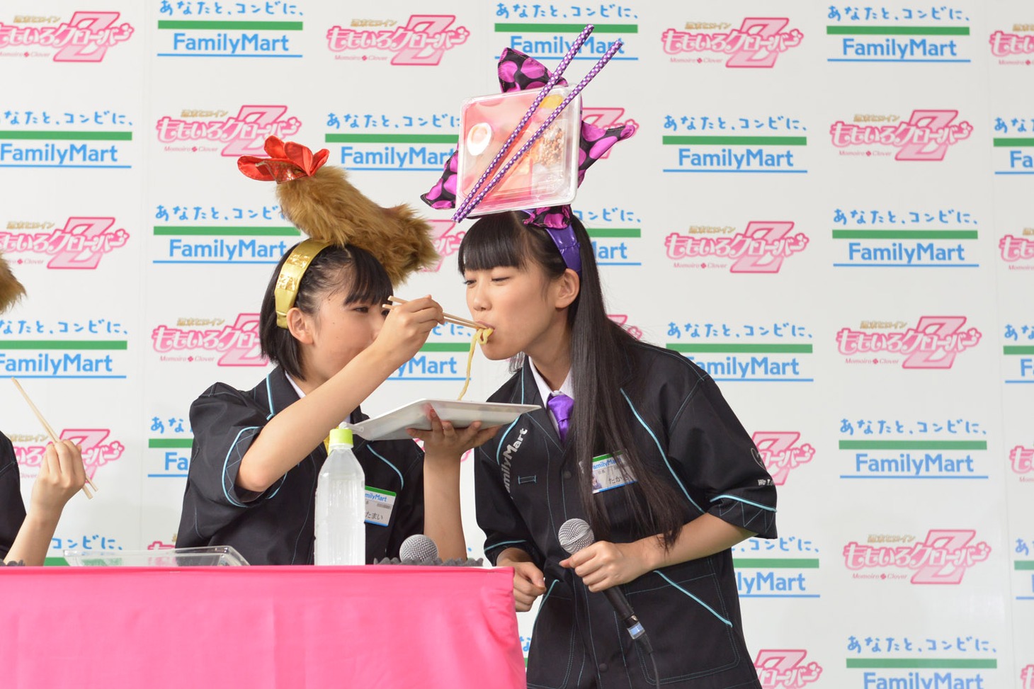 カルボナーラうどんを高城れにに食べさせる玉井詩織。