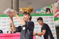 なぜかカメラマンに試食をさせようと弁当を運ぶ玉井詩織。
