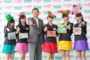 ももいろクローバーZと中山勇社長。
