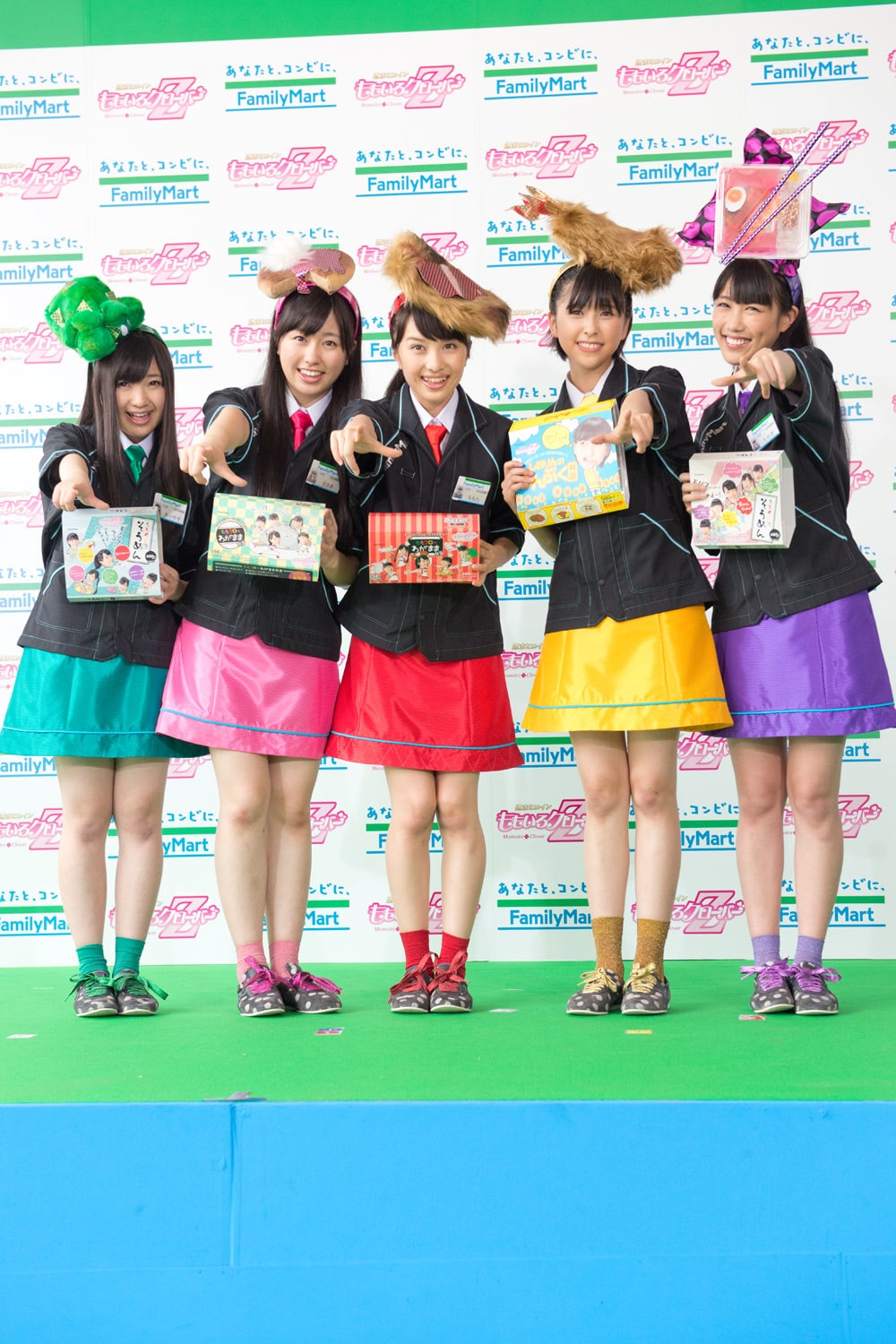 今週の人気の画像1位は ももクロ ファミマ弁当誕生 メンバー悶絶の仕上がりに より 自分たちが開発した弁当を手にポーズを決めるももいろクローバーz 今週のナタリー Waseda No Matsuri 画像ギャラリー 1 10 音楽ナタリー