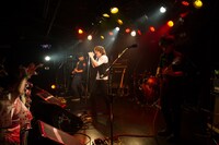 8月7日に東京・shibuya eggmanで行われた「SEMTH #10」でのHemenwayのライブの様子。