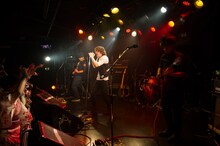 8月7日に東京・shibuya eggmanで行われた「SEMTH #10」でのHemenwayのライブの様子。