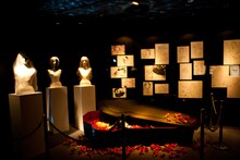 「天野喜孝×HYDE展 天命と背徳～NIPPON EVOLUTION～」プレス発表会中の会場内の様子。