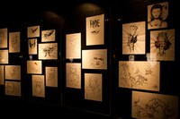 「天野喜孝×HYDE展 天命と背徳～NIPPON EVOLUTION～」プレス発表会中の会場内の様子。