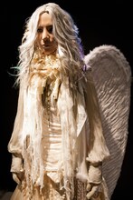 「天野喜孝×HYDE展 天命と背徳～NIPPON EVOLUTION～」プレス発表会で披露された作品。