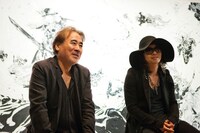 「天野喜孝×HYDE展 天命と背徳～NIPPON EVOLUTION～」プレス発表会にて、インタビューに応える天野喜孝（写真左）とHYDE（右）。