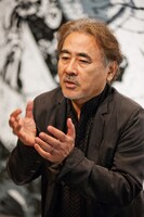 「天野喜孝×HYDE展 天命と背徳～NIPPON EVOLUTION～」プレス発表会でインタビューに応える天野喜孝。