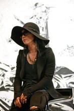 「天野喜孝×HYDE展 天命と背徳～NIPPON EVOLUTION～」プレス発表会でインタビューに応えるHYDE。