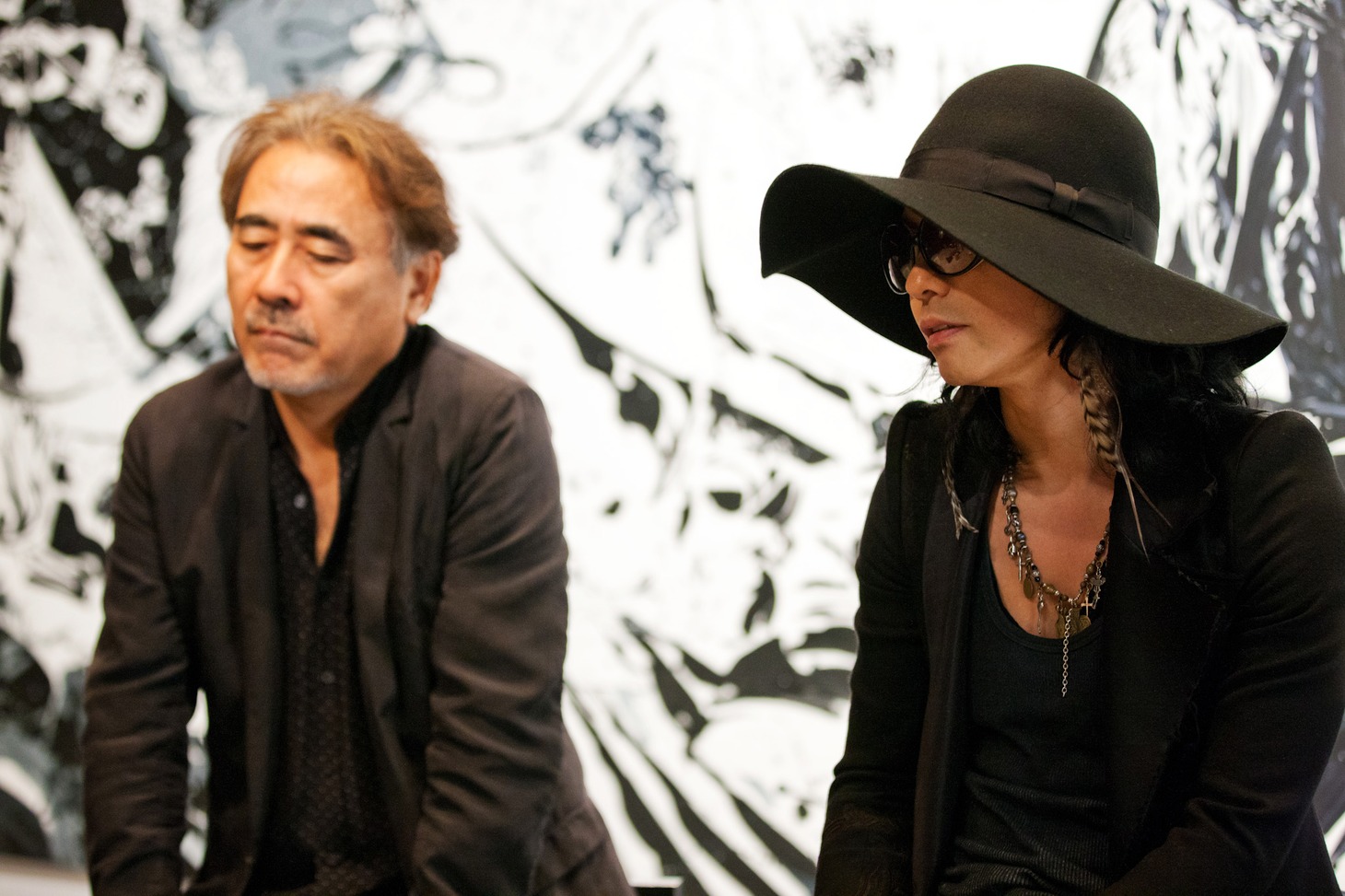 「天野喜孝×HYDE展 天命と背徳～NIPPON EVOLUTION～」プレス発表会にて、インタビューに応える天野喜孝（写真左）とHYDE（右）。