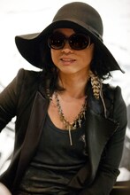 「天野喜孝×HYDE展 天命と背徳～NIPPON EVOLUTION～」プレス発表会でインタビューに応えるHYDE。